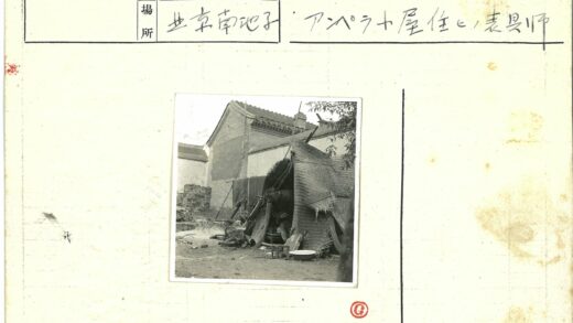男子在编织屋前张望场景.jpg