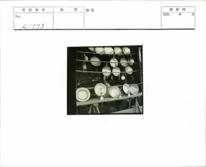男子在金属炊具商店展示货品.jpg