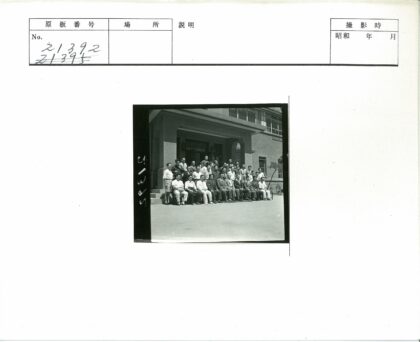 男子在阶梯建筑前合影.jpg
