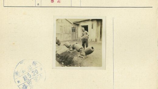 男子处理圆柱形物品工作场景.jpg
