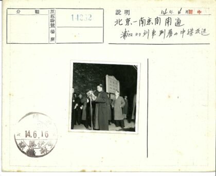 男子夜晚聚集演讲建筑外.jpg
