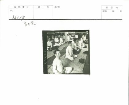 男子室内冥想静坐.jpg