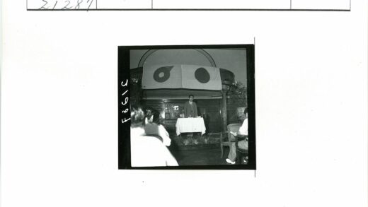 男子室内演讲阳台大旗场景.jpg