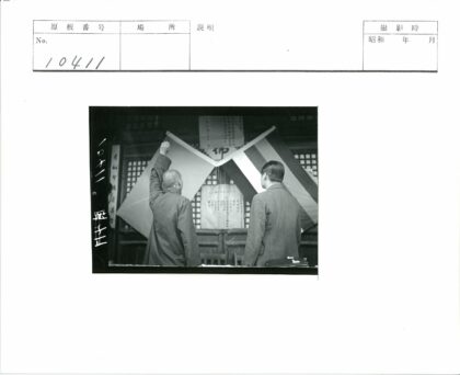 男子展示旗帜海报历史瞬间.jpg