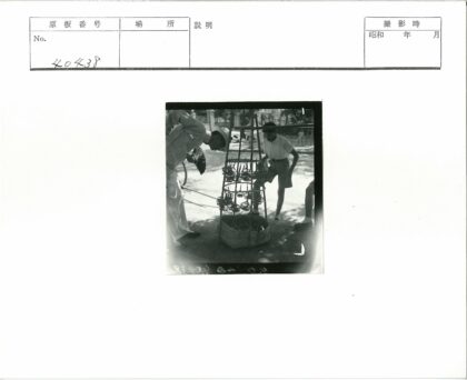 男子弯腰检查摊位物品.jpg
