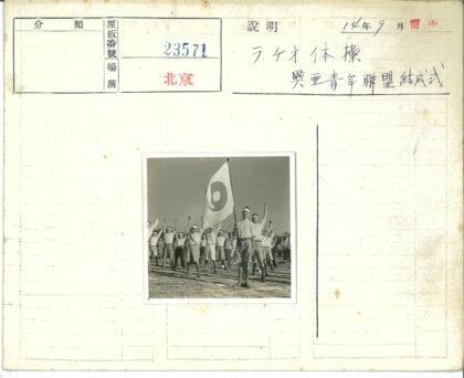 男子戴发带空地训练举旗.jpg