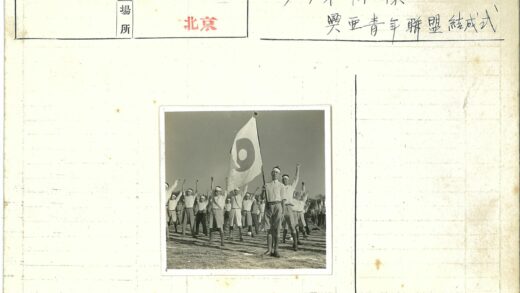 男子戴发带空地训练举旗.jpg
