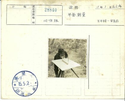 男子戴帽观测仪器工作照.jpg