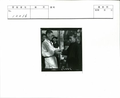 男子户外交谈白大褂深衣互动.jpg