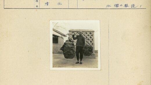 男子户外拎双包砖墙背景.jpg