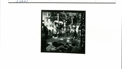 男子户外排队短裤休闲场景.jpg