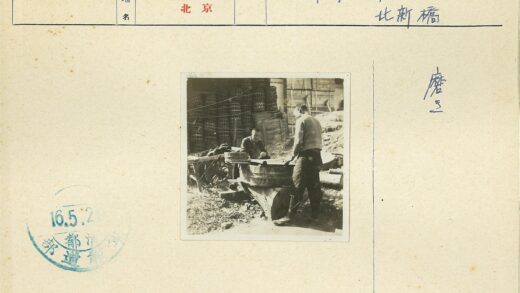 男子户外木桶劳作.jpg
