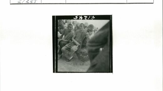 男子户外木车轮旁合影.jpg