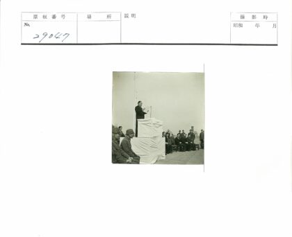 男子户外演讲历史瞬间.jpg