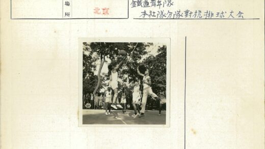 男子户外篮球比赛精彩瞬间.jpg