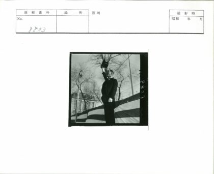 男子户外舞台演讲.jpg