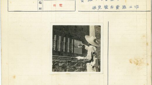 男子户外贴海报.jpg
