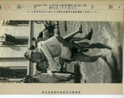 男子抱孩水中行走建筑背景.jpg