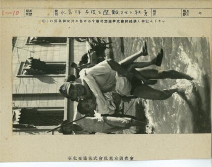 男子抱孩涉水众人背景.jpg