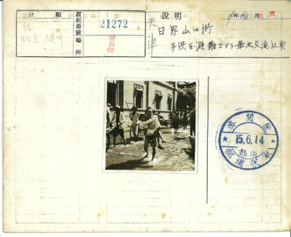 男子抱孩涉水过洪灾街道.jpg