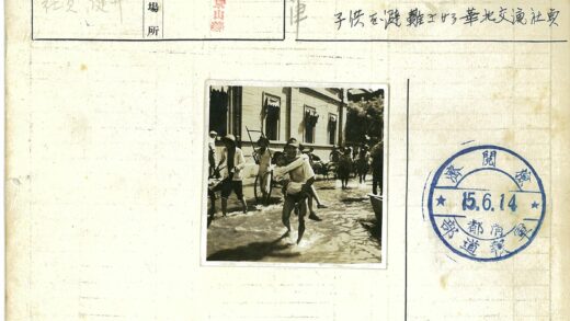男子抱孩涉水过洪灾街道.jpg