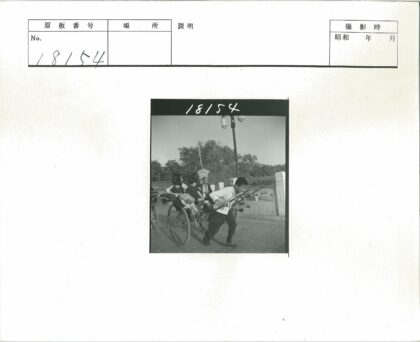 男子拉人力车载三孩石像小路.jpg