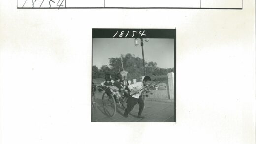 男子拉人力车载三孩石像小路.jpg