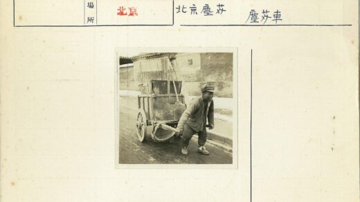 男子拉木车沿街行走.jpg