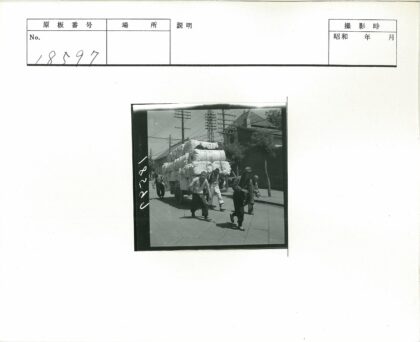 男子拉车城市街道旧景.jpg
