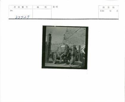 男子拉马车与砖墙电线杆.jpg