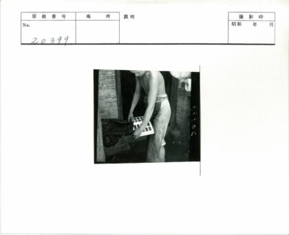 男子持工具赤裸上身工作照.jpg