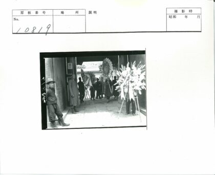 男子持横幅花束庭院合影.jpg