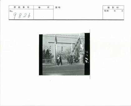 男子持横幅走过鸟居.jpg
