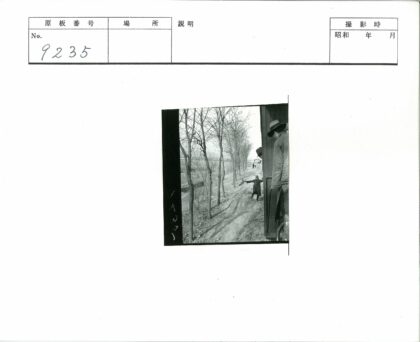 男子持物向火车车厢示意.jpg