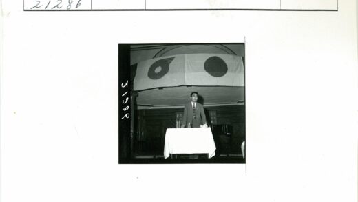 男子持麦克风演讲活动现场.jpg