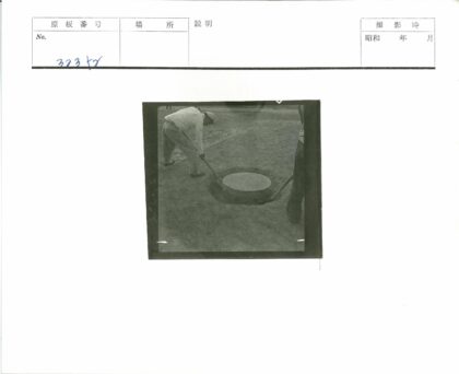 男子挖掘圆形石质文物.jpg