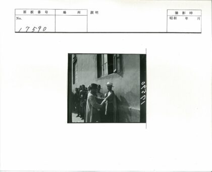男子排队接受外套帽子检查.jpg
