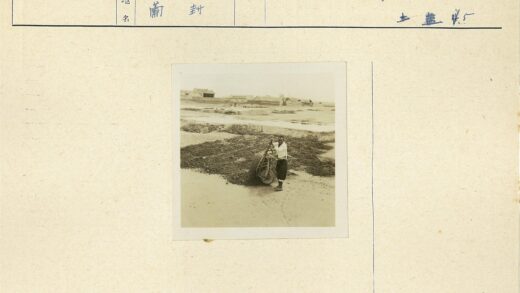 男子推独轮车运沙土建筑背景.jpg