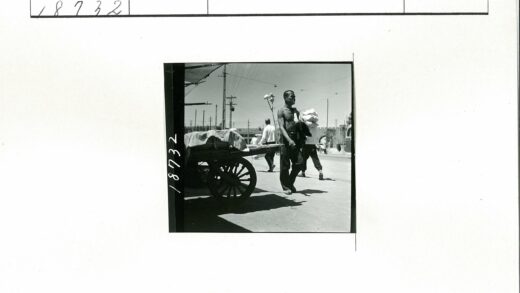 男子推车送货街景.jpg