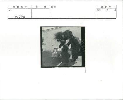 男子推车送餐给两孩子街景.jpg
