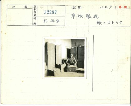 男子整理文件工作照.jpg