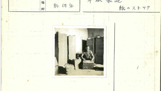 男子整理文件工作照.jpg