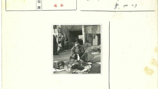 男子整理织物碎片砖房背景.jpg
