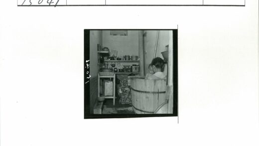 男子木盆给婴儿洗澡杂货间场景.jpg