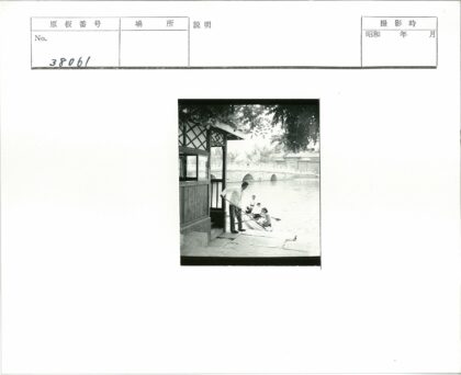 男子河畔助船过桥.jpg