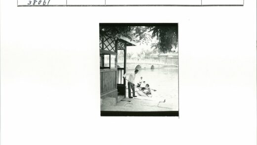 男子河畔助船过桥.jpg