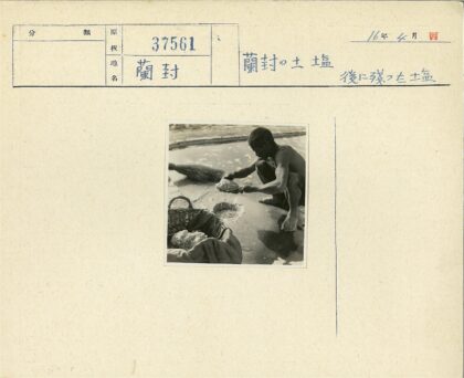 男子清洗海绵工作场景.jpg