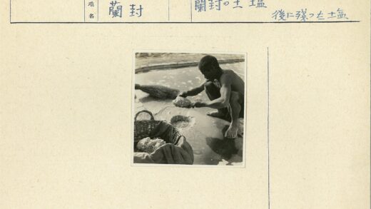 男子清洗海绵工作场景.jpg