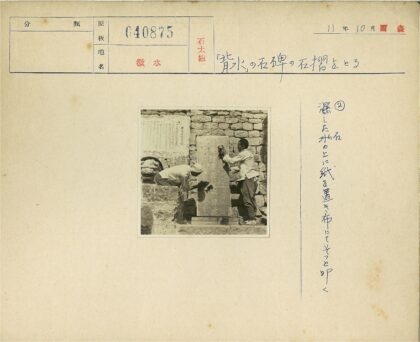 男子清洗石碑与狮头雕塑.jpg