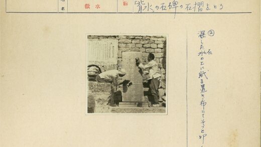 男子清洗石碑与狮头雕塑.jpg